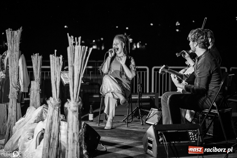 Zdjęcie w galerii na portalu naszraciborz.pl: Swing Pigs & Madalena João wystąpili na pożegnanie lata wiadomości z regionu