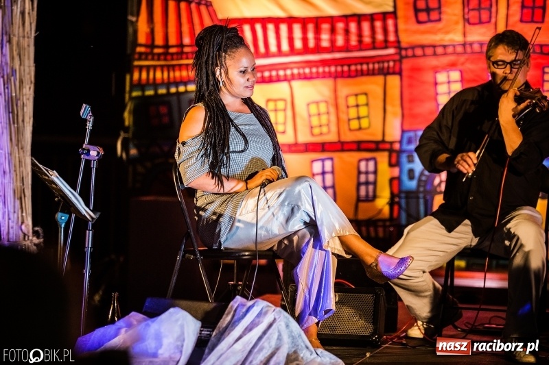 Zdjęcie w galerii na portalu naszraciborz.pl: Swing Pigs & Madalena João wystąpili na pożegnanie lata wiadomości z regionu