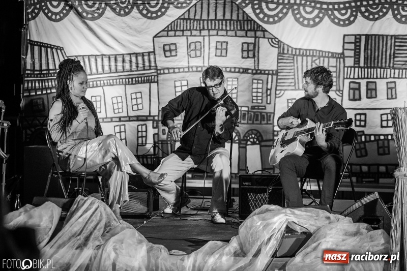 Zdjęcie w galerii na portalu naszraciborz.pl: Swing Pigs & Madalena João wystąpili na pożegnanie lata wiadomości z regionu