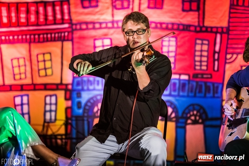 Zdjęcie w galerii na portalu naszraciborz.pl: Swing Pigs & Madalena João wystąpili na pożegnanie lata wiadomości z regionu