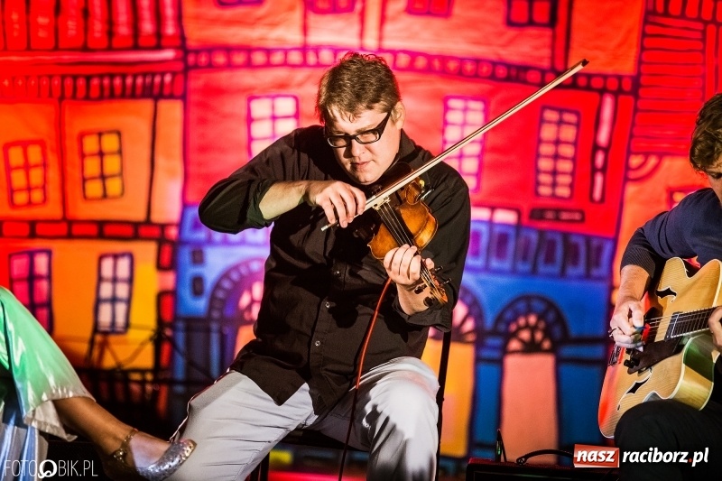 Zdjęcie w galerii na portalu naszraciborz.pl: Swing Pigs & Madalena João wystąpili na pożegnanie lata wiadomości z regionu