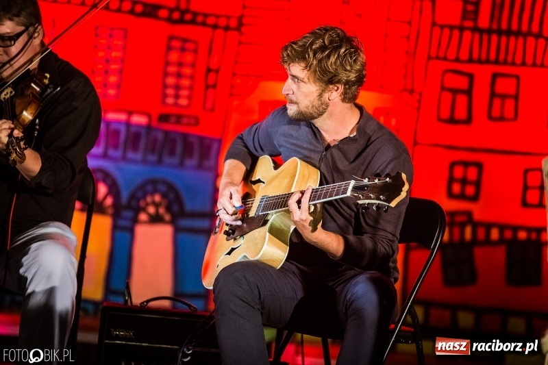 Zdjęcie w galerii na portalu naszraciborz.pl: Swing Pigs & Madalena João wystąpili na pożegnanie lata wiadomości z regionu