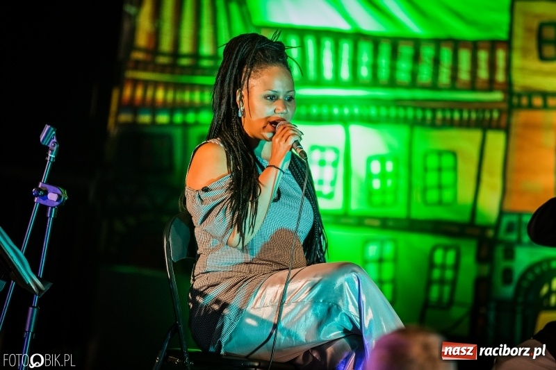 Zdjęcie w galerii na portalu naszraciborz.pl: Swing Pigs & Madalena João wystąpili na pożegnanie lata wiadomości z regionu