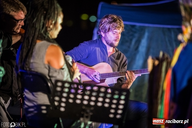 Zdjęcie w galerii na portalu naszraciborz.pl: Swing Pigs & Madalena João wystąpili na pożegnanie lata wiadomości z regionu