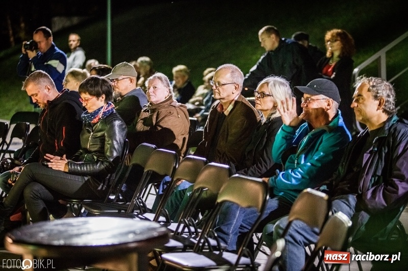 Zdjęcie w galerii na portalu naszraciborz.pl: Swing Pigs & Madalena João wystąpili na pożegnanie lata wiadomości z regionu