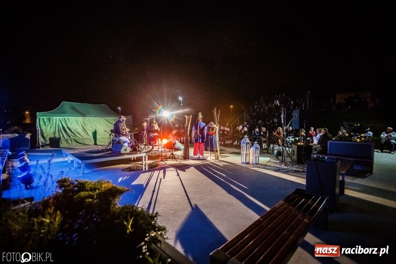 Zdjęcie w galerii na portalu naszraciborz.pl: Swing Pigs & Madalena João wystąpili na pożegnanie lata wiadomości z regionu