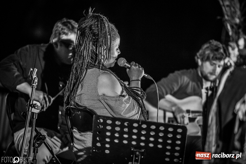 Zdjęcie w galerii na portalu naszraciborz.pl: Swing Pigs & Madalena João wystąpili na pożegnanie lata wiadomości z regionu