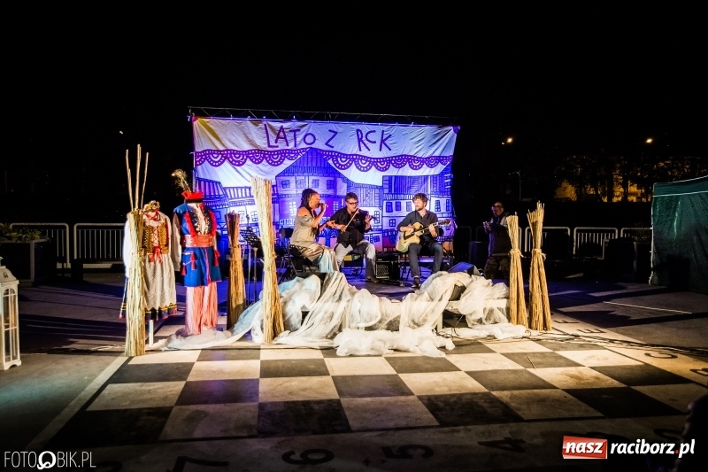 Zdjęcie w galerii na portalu naszraciborz.pl: Swing Pigs & Madalena João wystąpili na pożegnanie lata wiadomości z regionu