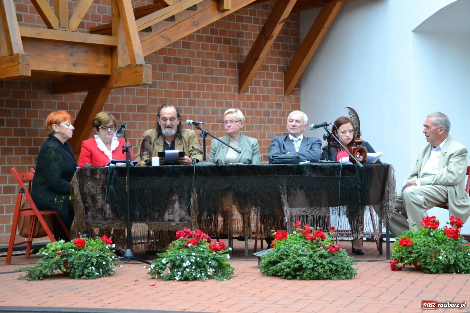 Zdjęcie w galerii na portalu naszraciborz.pl: Narodowe Czytanie na Zamku Piastowskim wiadomości z regionu