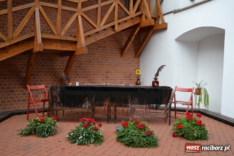 Zdjęcie w galerii na portalu naszraciborz.pl: Narodowe Czytanie na Zamku Piastowskim wiadomości z regionu