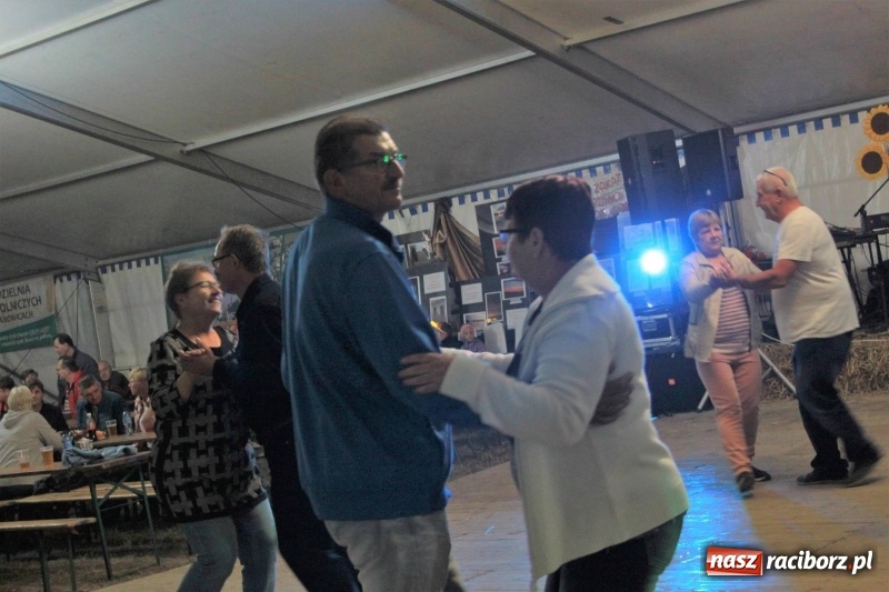 Zdjęcie w galerii na portalu naszraciborz.pl: Roztańczony drugi wieczór dożynkowy w Wojnowicach wiadomości z regionu