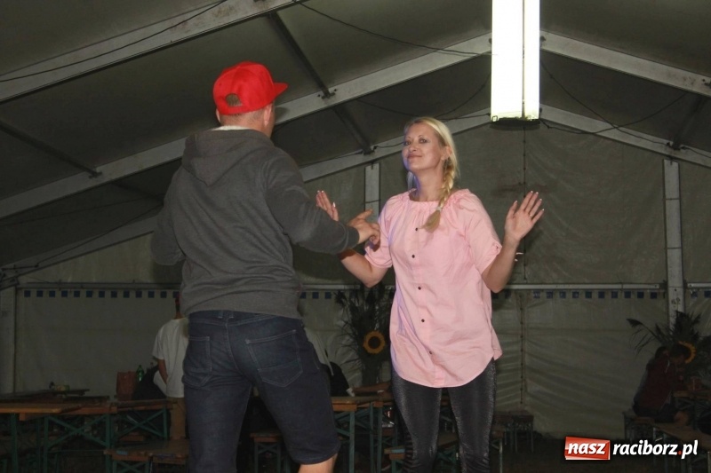 Zdjęcie w galerii na portalu naszraciborz.pl: Roztańczony drugi wieczór dożynkowy w Wojnowicach wiadomości z regionu