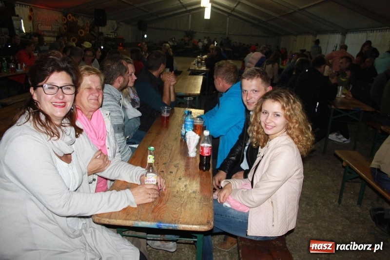 Zdjęcie w galerii na portalu naszraciborz.pl: Roztańczony drugi wieczór dożynkowy w Wojnowicach wiadomości z regionu