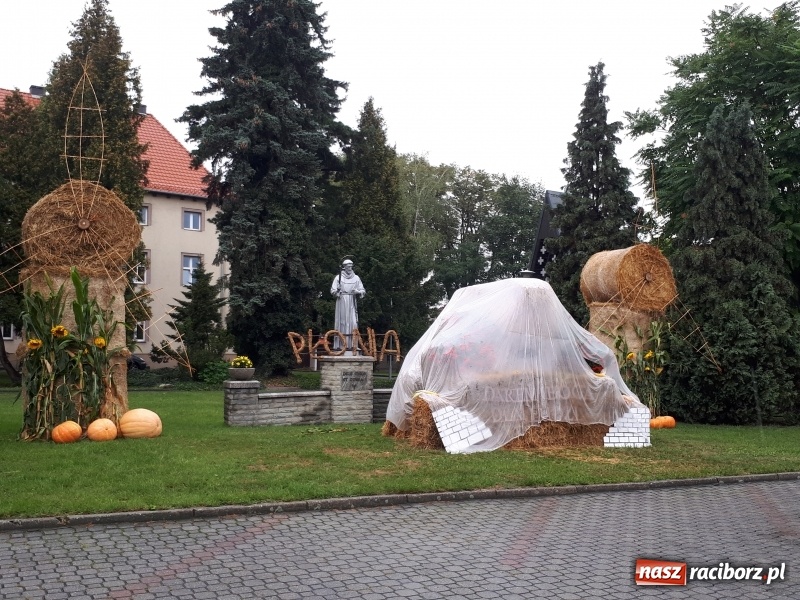 Zdjęcie w galerii na portalu naszraciborz.pl: Chleb darem Boga dla ludzi. Dożynki na Płoni wiadomości z regionu