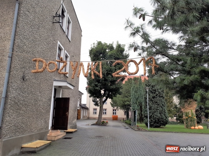 Zdjęcie w galerii na portalu naszraciborz.pl: Chleb darem Boga dla ludzi. Dożynki na Płoni wiadomości z regionu