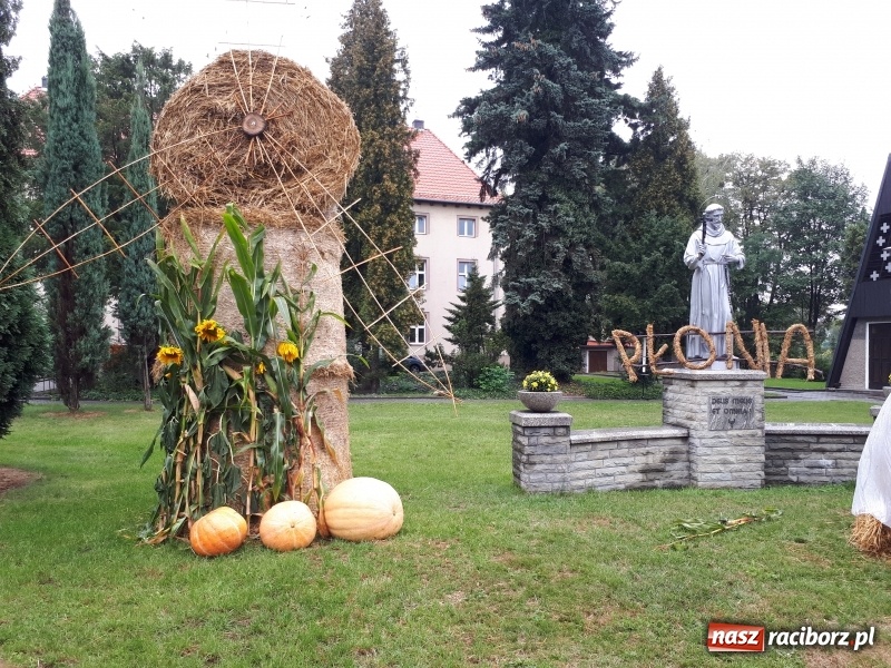 Zdjęcie w galerii na portalu naszraciborz.pl: Chleb darem Boga dla ludzi. Dożynki na Płoni wiadomości z regionu