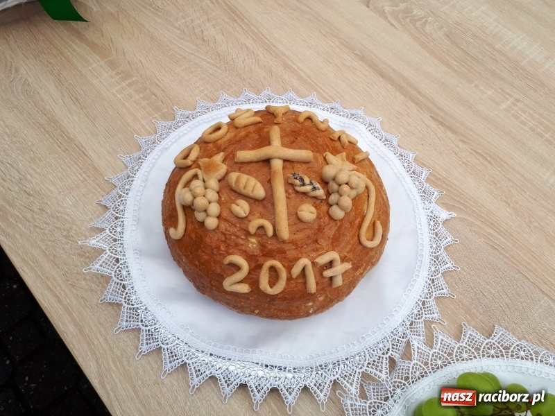 Zdjęcie w galerii na portalu naszraciborz.pl: Chleb darem Boga dla ludzi. Dożynki na Płoni wiadomości z regionu