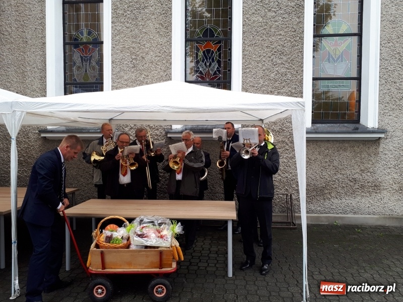 Zdjęcie w galerii na portalu naszraciborz.pl: Chleb darem Boga dla ludzi. Dożynki na Płoni wiadomości z regionu