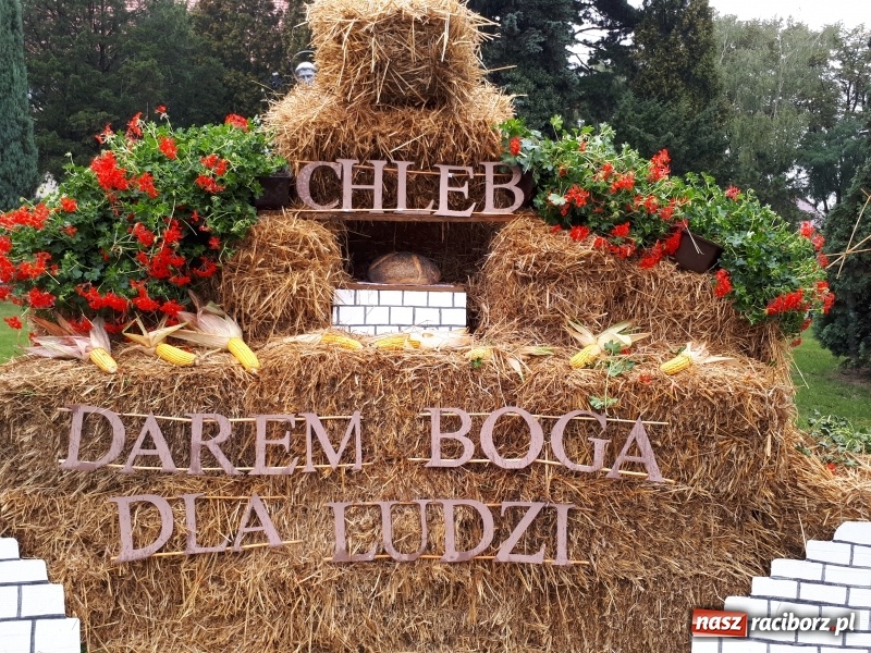 Zdjęcie w galerii na portalu naszraciborz.pl: Chleb darem Boga dla ludzi. Dożynki na Płoni wiadomości z regionu