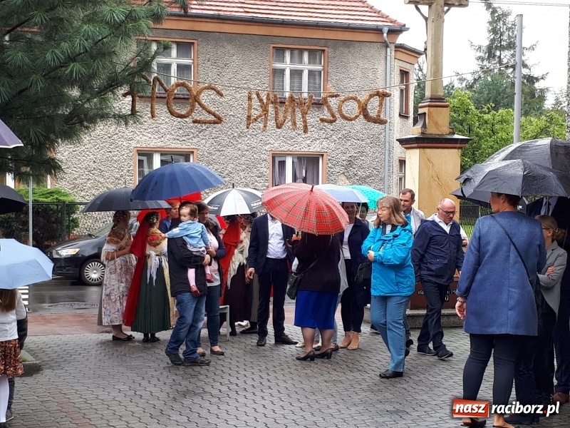 Zdjęcie w galerii na portalu naszraciborz.pl: Chleb darem Boga dla ludzi. Dożynki na Płoni wiadomości z regionu
