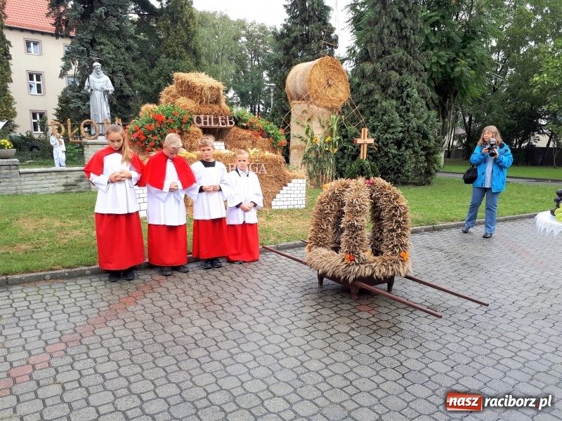 Zdjęcie w galerii na portalu naszraciborz.pl: Chleb darem Boga dla ludzi. Dożynki na Płoni wiadomości z regionu