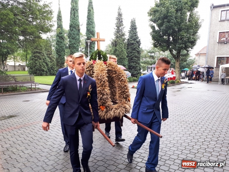 Zdjęcie w galerii na portalu naszraciborz.pl: Chleb darem Boga dla ludzi. Dożynki na Płoni wiadomości z regionu