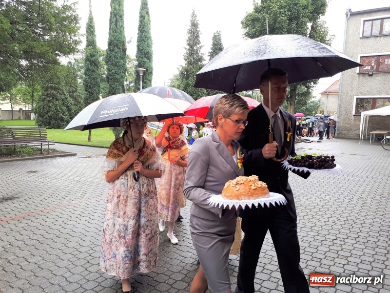 Zdjęcie w galerii na portalu naszraciborz.pl: Chleb darem Boga dla ludzi. Dożynki na Płoni wiadomości z regionu
