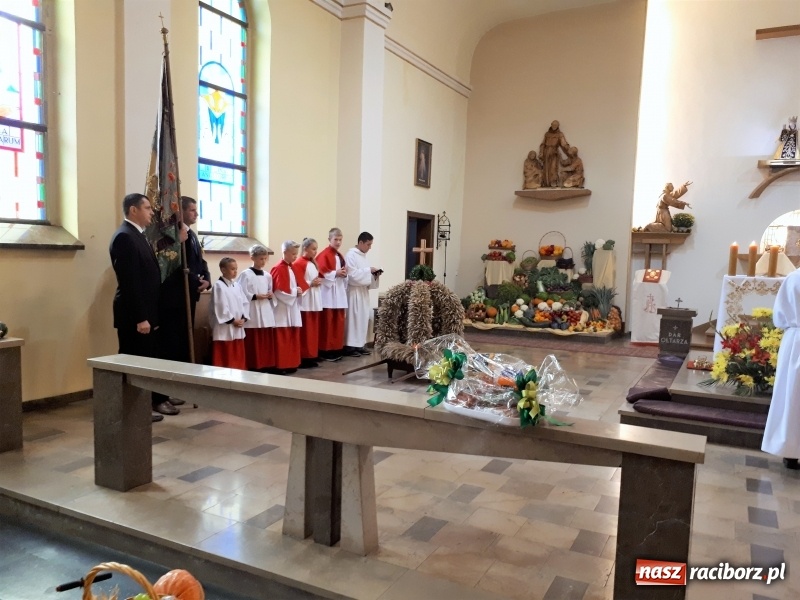 Zdjęcie w galerii na portalu naszraciborz.pl: Chleb darem Boga dla ludzi. Dożynki na Płoni wiadomości z regionu