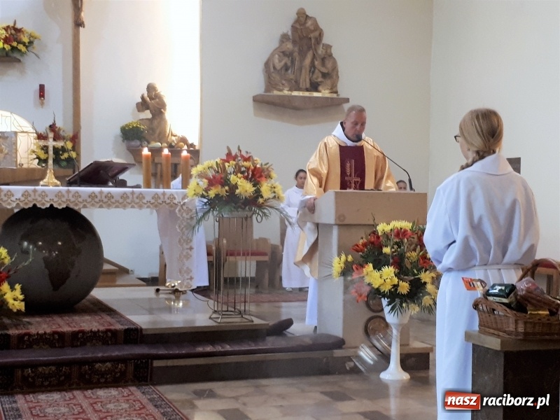 Zdjęcie w galerii na portalu naszraciborz.pl: Chleb darem Boga dla ludzi. Dożynki na Płoni wiadomości z regionu