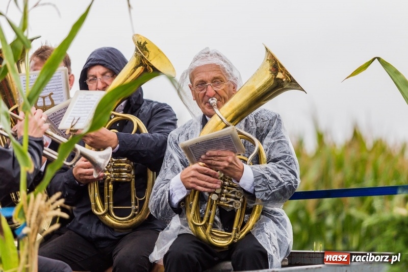 Zdjęcie w galerii na portalu naszraciborz.pl: Gminne dożynki Pietrowic Wielkich w Kornicach. Pogoda nie była łaskawa, ale humory dopisały FOTO i WIDEO wiadomości z regionu