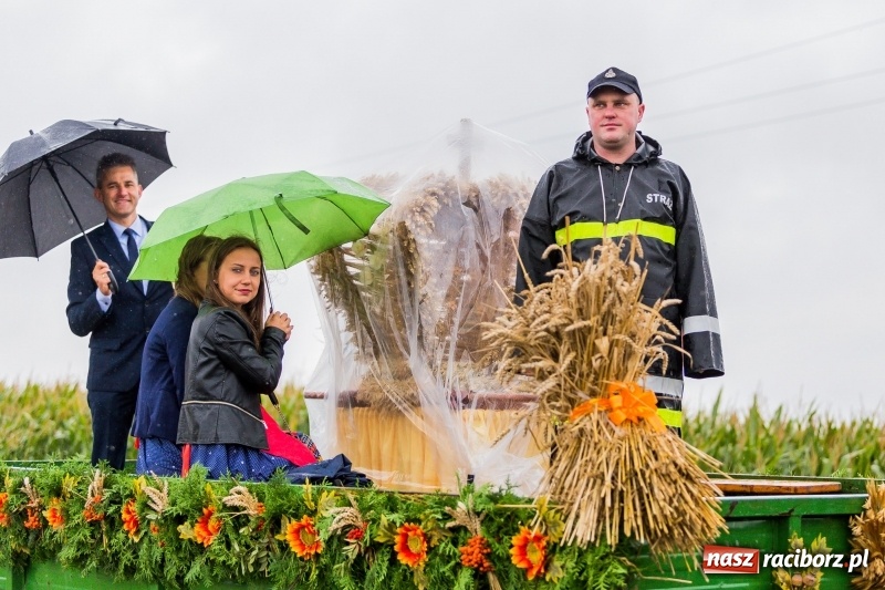 Zdjęcie w galerii na portalu naszraciborz.pl: Gminne dożynki Pietrowic Wielkich w Kornicach. Pogoda nie była łaskawa, ale humory dopisały FOTO i WIDEO wiadomości z regionu
