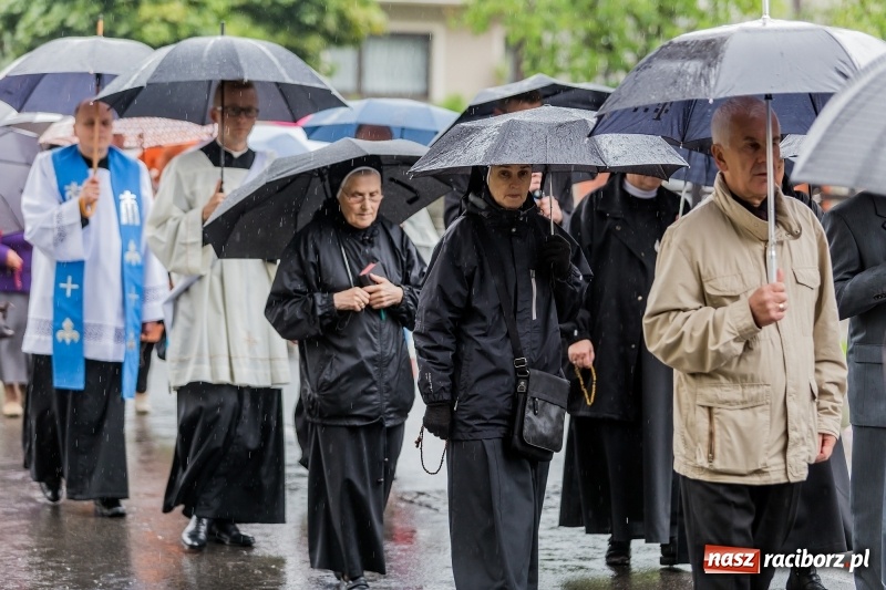 Zdjęcie w galerii na portalu naszraciborz.pl: Parafia miejska ze ślubowaną pielgrzymką do Matki Bożej wiadomości z regionu