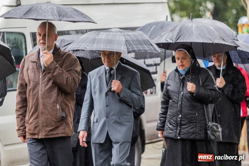 Zdjęcie w galerii na portalu naszraciborz.pl: Parafia miejska ze ślubowaną pielgrzymką do Matki Bożej wiadomości z regionu