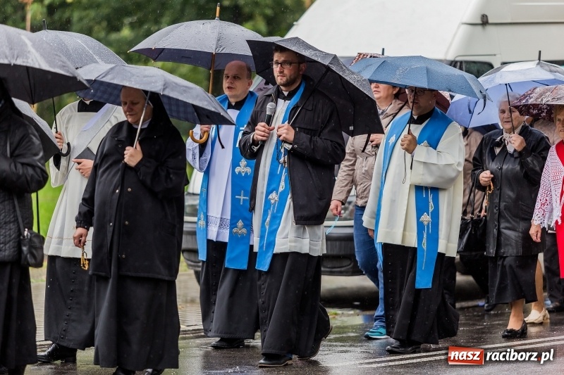 Zdjęcie w galerii na portalu naszraciborz.pl: Parafia miejska ze ślubowaną pielgrzymką do Matki Bożej wiadomości z regionu