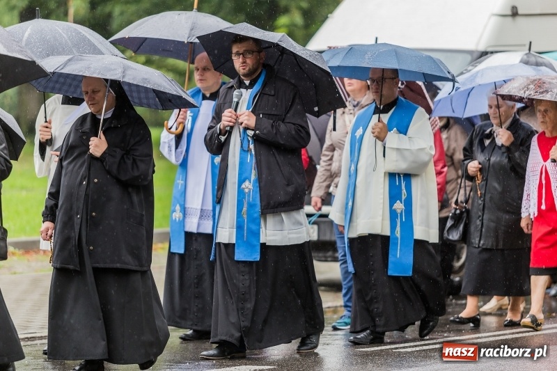 Zdjęcie w galerii na portalu naszraciborz.pl: Parafia miejska ze ślubowaną pielgrzymką do Matki Bożej wiadomości z regionu