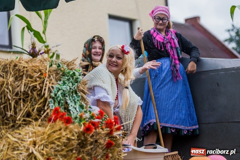 Zdjęcie w galerii na portalu naszraciborz.pl: Długi i kolorowy korowód na dożynkach w Rudyszwałdzie  wiadomości z regionu