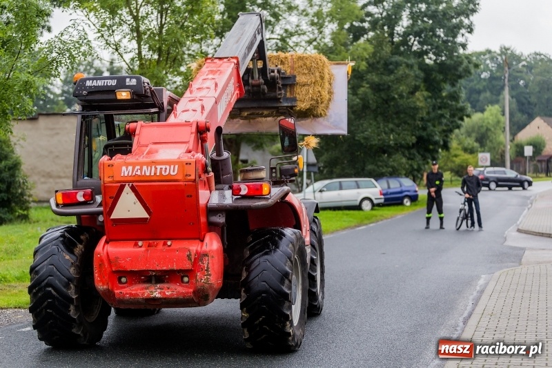 Zdjęcie w galerii na portalu naszraciborz.pl: Długi i kolorowy korowód na dożynkach w Rudyszwałdzie  wiadomości z regionu