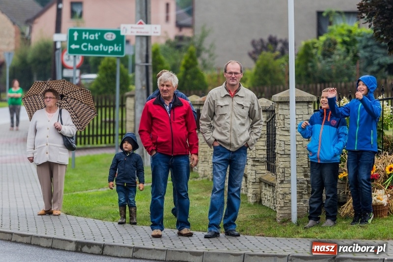 Zdjęcie w galerii na portalu naszraciborz.pl: Długi i kolorowy korowód na dożynkach w Rudyszwałdzie  wiadomości z regionu