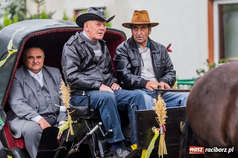 Zdjęcie w galerii na portalu naszraciborz.pl: Długi i kolorowy korowód na dożynkach w Rudyszwałdzie  wiadomości z regionu