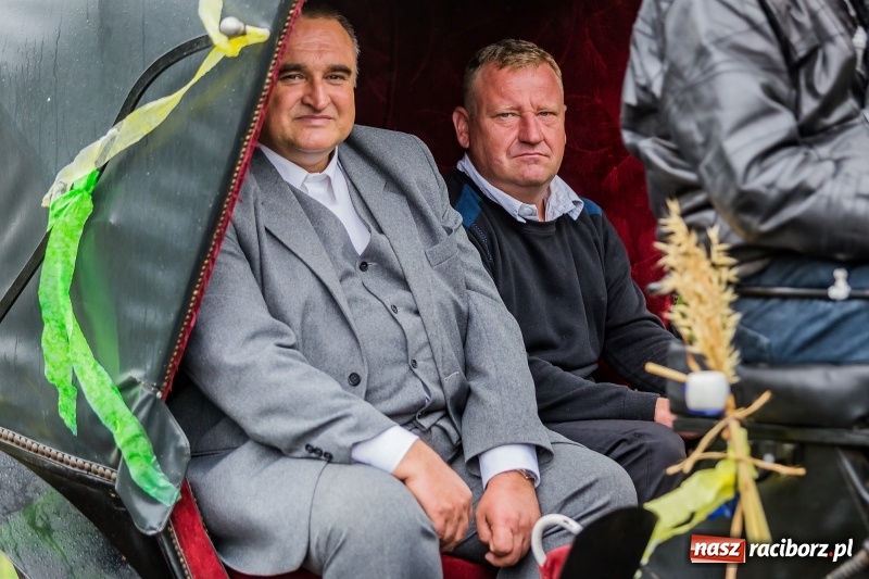 Zdjęcie w galerii na portalu naszraciborz.pl: Długi i kolorowy korowód na dożynkach w Rudyszwałdzie  wiadomości z regionu