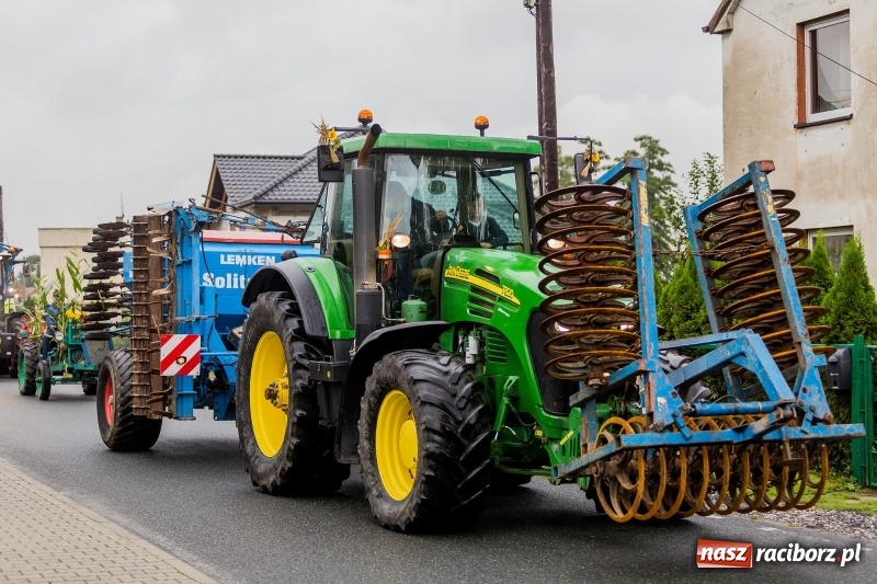 Zdjęcie w galerii na portalu naszraciborz.pl: Długi i kolorowy korowód na dożynkach w Rudyszwałdzie  wiadomości z regionu