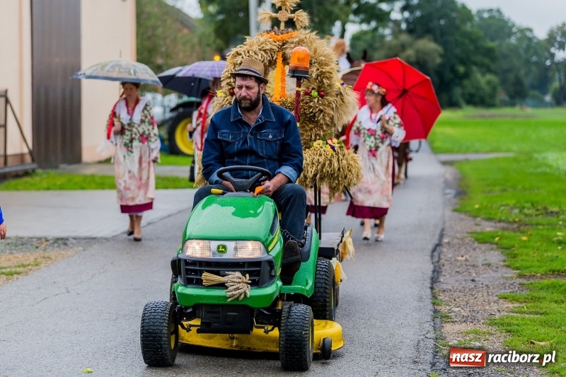 Zdjęcie w galerii na portalu naszraciborz.pl: Długi i kolorowy korowód na dożynkach w Rudyszwałdzie  wiadomości z regionu