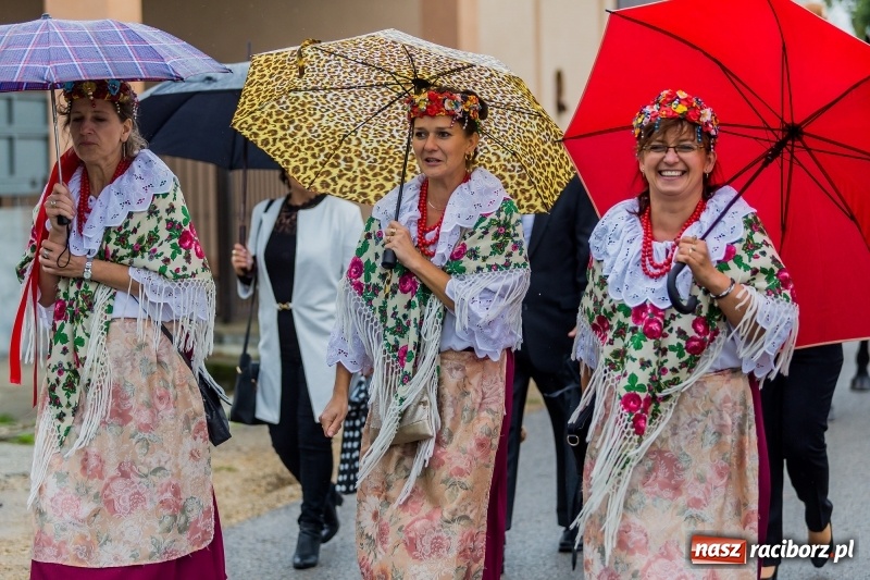Zdjęcie w galerii na portalu naszraciborz.pl: Długi i kolorowy korowód na dożynkach w Rudyszwałdzie  wiadomości z regionu