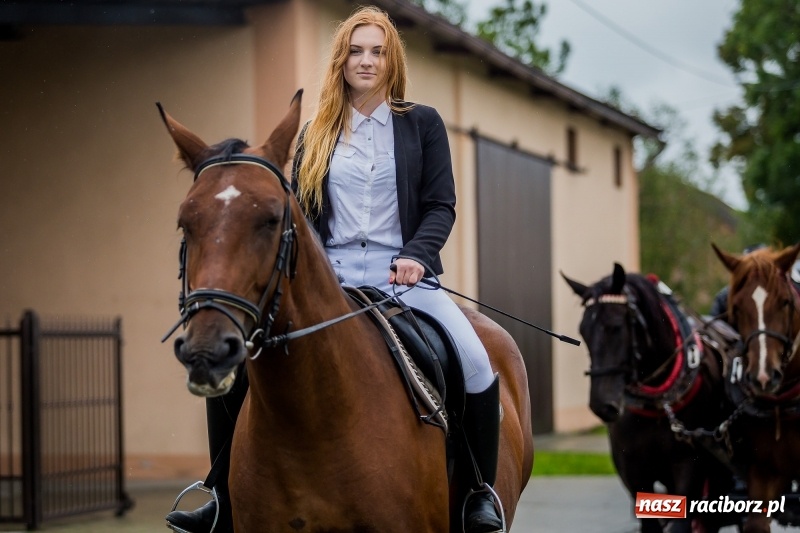 Zdjęcie w galerii na portalu naszraciborz.pl: Długi i kolorowy korowód na dożynkach w Rudyszwałdzie  wiadomości z regionu