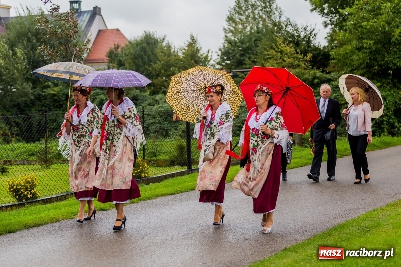 Zdjęcie w galerii na portalu naszraciborz.pl: Długi i kolorowy korowód na dożynkach w Rudyszwałdzie  wiadomości z regionu