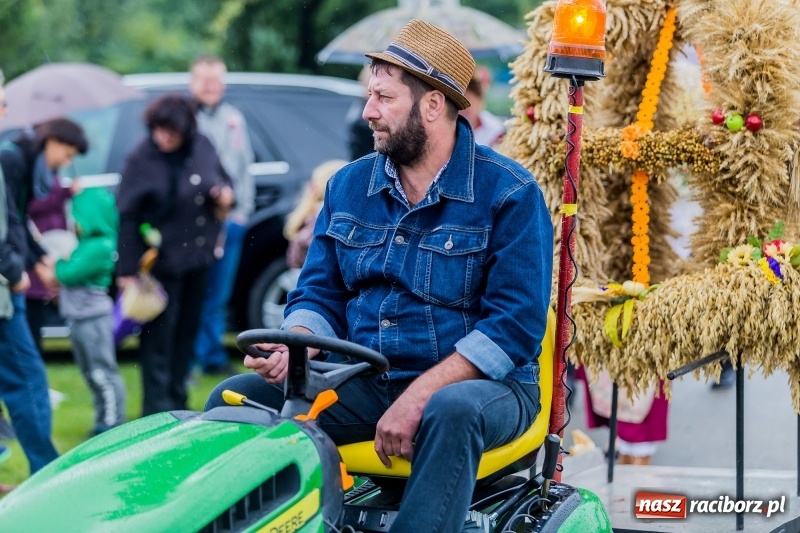 Zdjęcie w galerii na portalu naszraciborz.pl: Długi i kolorowy korowód na dożynkach w Rudyszwałdzie  wiadomości z regionu
