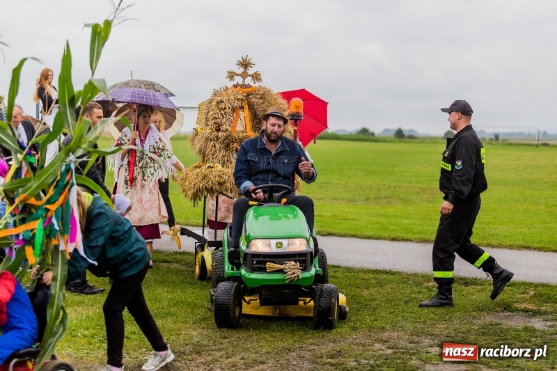 Zdjęcie w galerii na portalu naszraciborz.pl: Długi i kolorowy korowód na dożynkach w Rudyszwałdzie  wiadomości z regionu