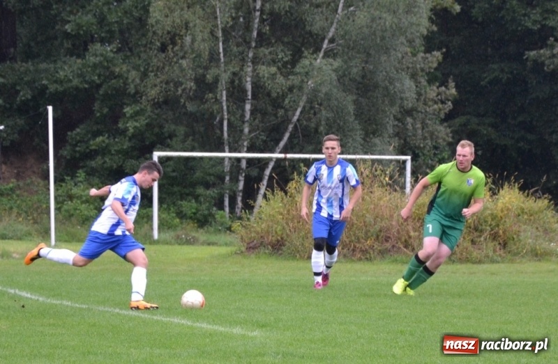 Zdjęcie w galerii na portalu naszraciborz.pl: Szybki mecz i dziewięć bramek na boisku w Jankowicach wiadomości z regionu