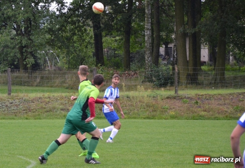 Zdjęcie w galerii na portalu naszraciborz.pl: Szybki mecz i dziewięć bramek na boisku w Jankowicach wiadomości z regionu