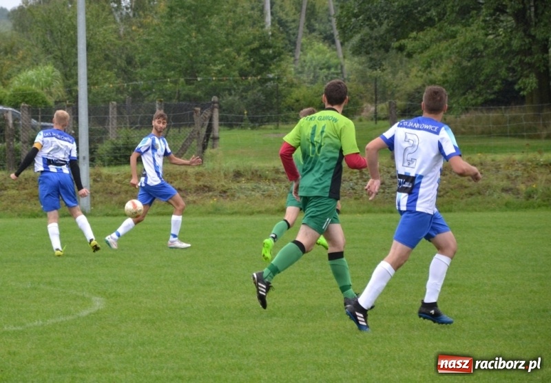 Zdjęcie w galerii na portalu naszraciborz.pl: Szybki mecz i dziewięć bramek na boisku w Jankowicach wiadomości z regionu